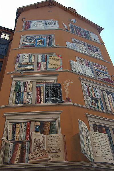 2010-06- (193).JPG - Dort gibt es unweit des Saône-Ufers die Fresquen von Lyon: Eine Stadt liest ...
